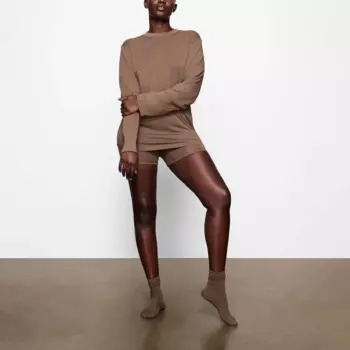 Свободная футболка с длинным рукавом