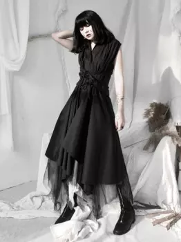 Свободное платье без рукавов с асимметричным подолом