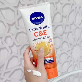 Таиланд Nivea Extra White C&E витаминный лосьон для тела 320 мл разглаживающий отбеливающий бриджирующий увлажняющий уход за кожей тела