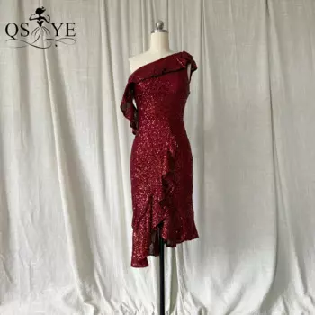 Темно-красное блестящее женское вечернее платье с коротким рукавом
