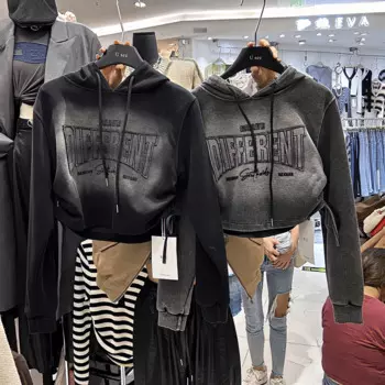 Толстовка с капюшоном и вышитыми надписями