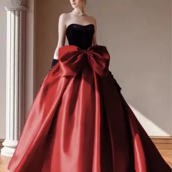 Тостов с грудью на новый банкет женское роскошное маленькое общественное платье