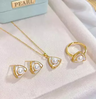 Треугольный комплект из колье и серёг с жемчугом