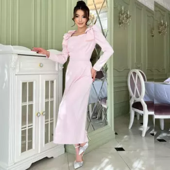 Трикотажные прямые платья миди с бантом и квадратным вырезом