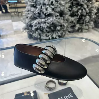 Туфли с круглым носком и металлической пряжкой на плоской подошве