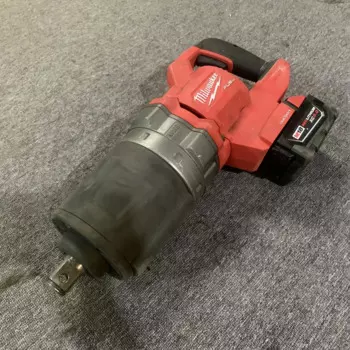Ударный гайковерт Milwaukee M18, 1 дюйм, D-образная рукоятка, с высоким крутящим моментом (2868-20), с аккумулятором Ач, б/у