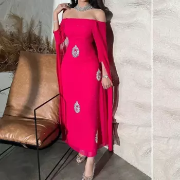 Вечернее атласное платье-миди с открытыми плечами и бисером