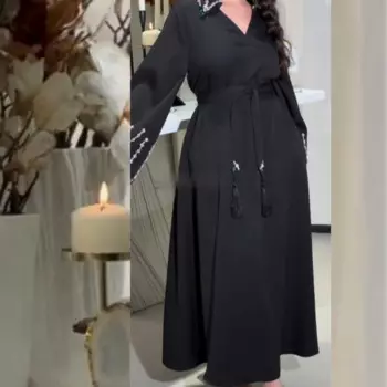 Вечернее атласное платье-миди с поясом, бисером и V-образным вырезом