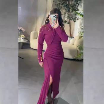 Вечернее трикотажное платье-миди с блестками, пуговицами и рюшами