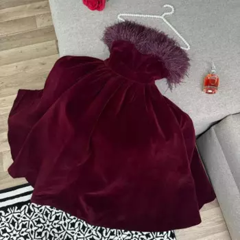 Велюровые Платья-миди с перьями и рюшами