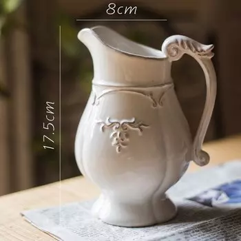Винтажная белая керамическая ваза