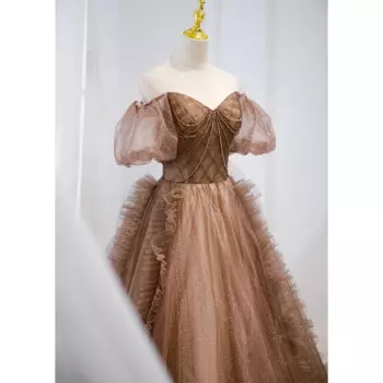 Винтажное средневековое платье с рукавами-пузырями и зелеными листьями