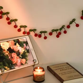 Вишневая пенобумажная гирлянда