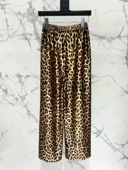 Выполненные в винтажном стиле широкие женские брюки с леопардовым принтом