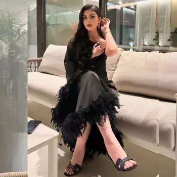 Индивидуальное блестящее изысканное платье Quinceanera с перьями из джерси, трапециевидное платье на одно плечо, платье миди на заказ