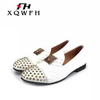 XQWFH Мужские черные лоферы с заклепками на носке Белые бархатные модельные туфли Модная повседневная обувь с металлической пряжкой Мужские тапочки на плоской подошве большого размера