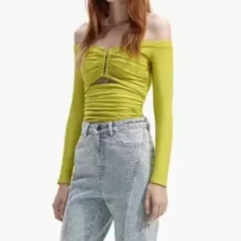 Зеленая блузка с открытыми плечами и длинным рукавом