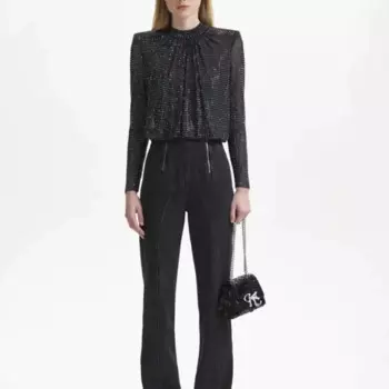 Женская блузка с длинным рукавом и бриллиантами