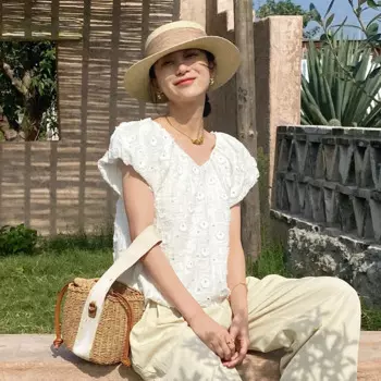 Женская блузка с V-образным вырезом и открытой спиной