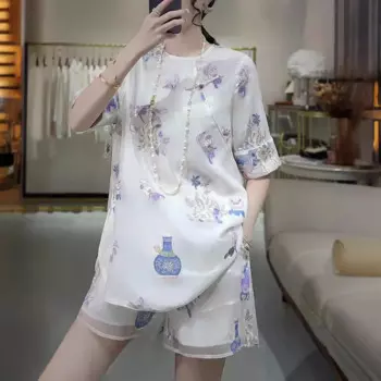 Женская блузка с вышивкой и круглым вырезом