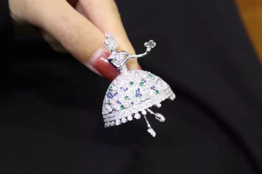 Женская Брошь из серебра 925 пробы, с фианитом, 37 х55 мм