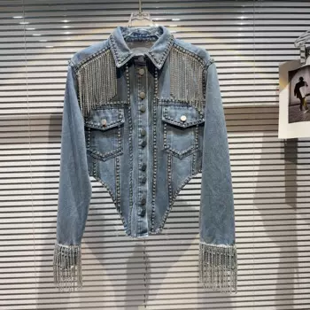 Женская джинсовая куртка-бомбер с бахромой и заклепками