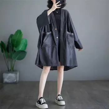 Женская джинсовая куртка с V-образным вырезом и карманами