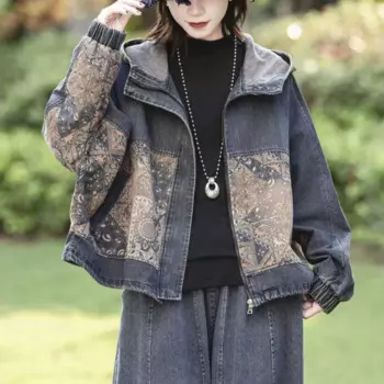 Женская джинсовая куртка с зеркальным рисунком и капюшоном