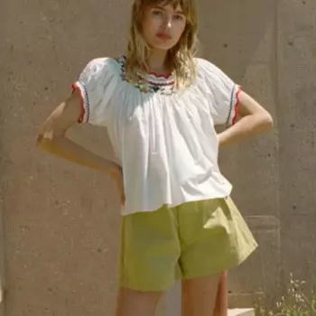 Женская льняная футболка с коротким рукавом и вышивкой ручной работы