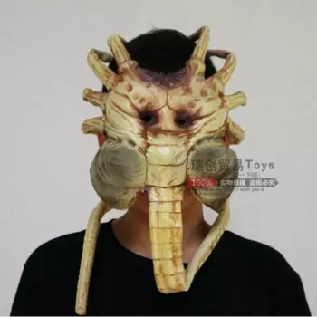 Женская маска для лица с изображением инопланетянина