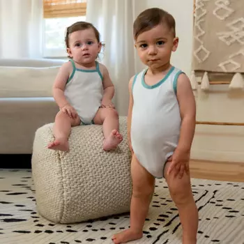 Женская одежда для маленьких мальчиков, одежда для маленьких девочек, жилет с круглым вырезом и детские комбинезоны без рукавов, боди с цветной отделкой