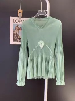 Женская плиссированная футболка с V-образным вырезом и цветочным рукавом