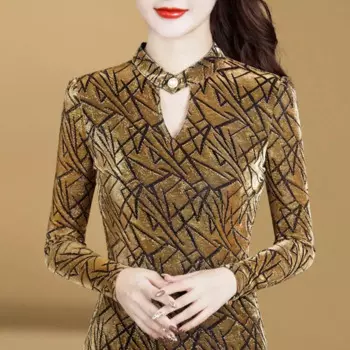 Женская приталенная футболка с V-образным вырезом и жемчугом