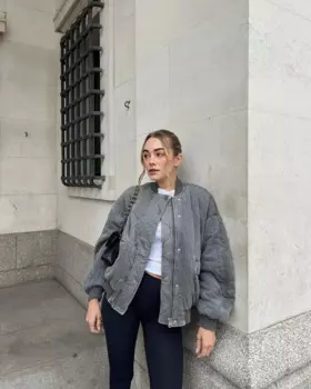 Женская Стеганая куртка-бомбер с карманами, на молнии