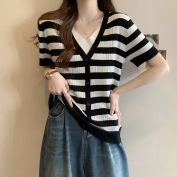 Женская трикотажная футболка с коротким рукавом и V-образным вырезом