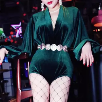 Женский бархатный комбинезон с V-образным вырезом и завышенной талией