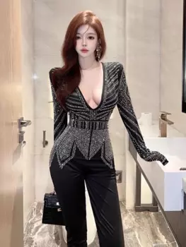 Женский комбинезон с V-образным вырезом и высокой талией