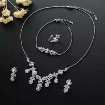 Женский комплект из колье, серёг, браслета и кольца, с фианитами