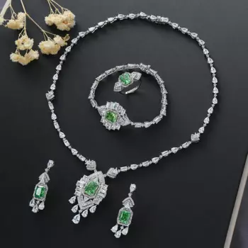 Женский комплект из колье, серёг и кольца, с фианитом