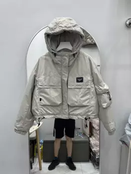 Женский короткий пуховик с капюшоном и большими карманами