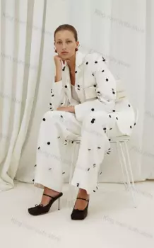 Женский костюм-двойка из блейзера и черных брюк