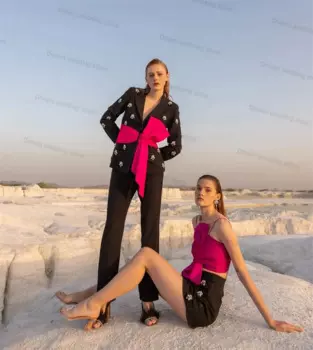 Женский костюм из блейзера и брюк с красным бантом