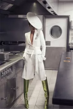 Женский костюм из блейзера и коротких брюк с поясом