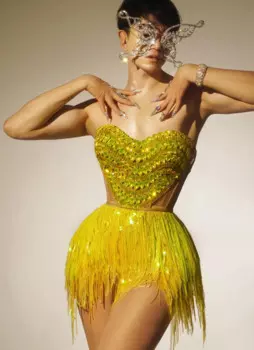 Женский костюм-корсет с юбкой и желтыми блестками