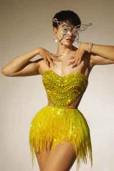 Женский костюм-корсет с юбкой и желтыми блестками