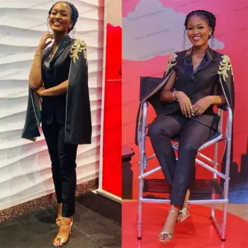 Женский костюм-накидка из блейзера и прямых брюк