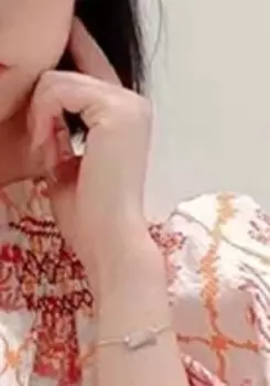 Женский летний топ с V-образным вырезом и вышивкой