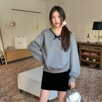 Женский пуловер с V-образным вырезом и бантом