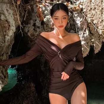 Женский слитный купальник с длинным рукавом и V-образным вырезом