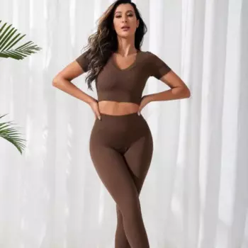 Женский спортивный костюм из двух предметов